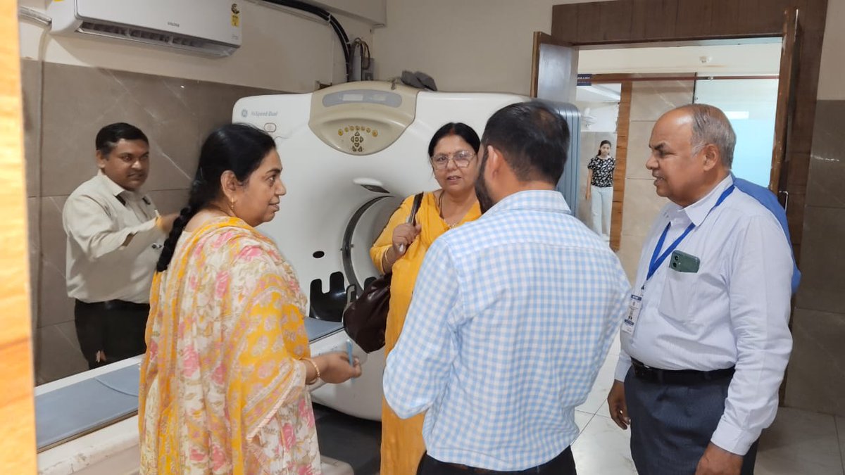 IndoreCollector's tweet photo. कलेक्टर शिवम वर्मा के निर्देशन में बड़ी कार्रवाई—निजी अस्पताल की सीटी स्कैन एवं सोनोग्राफी मशीन सील।
अपंजीकृत चिकित्सकों पर सख्त कदम।
RM:https://t.co/G4jj9kEC7s
#JansamparkMP #indore #इंदौर #HealthDepartment #IllegalPractice #StrictAction #PCPNDT
@CMMadhyaPradesh
@projsindore https://t.co/EVynPWwWSt