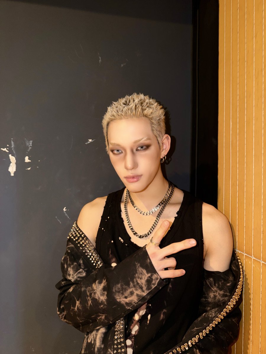 ALL(H)OURS tweet media