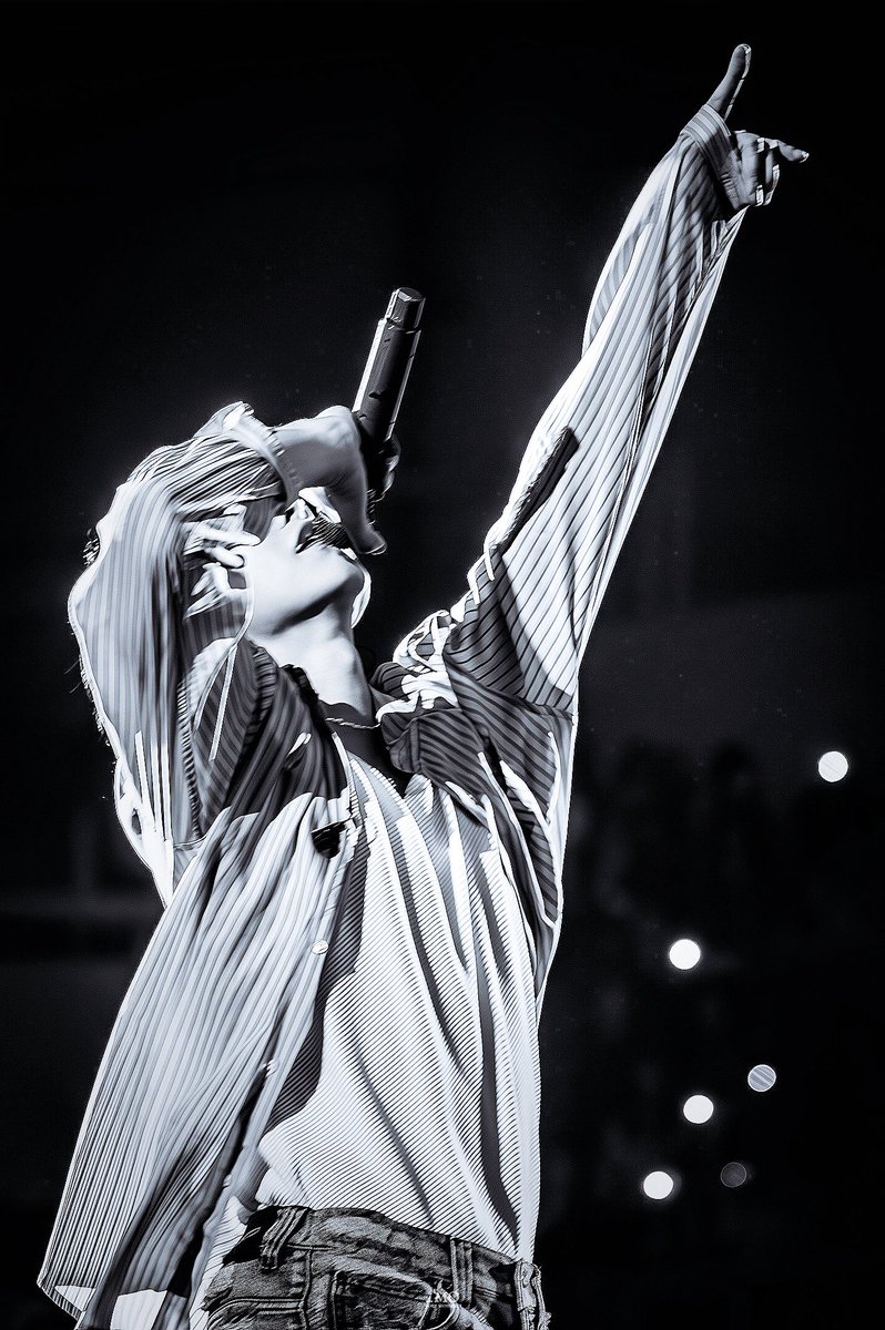 _모먼트 tweet media