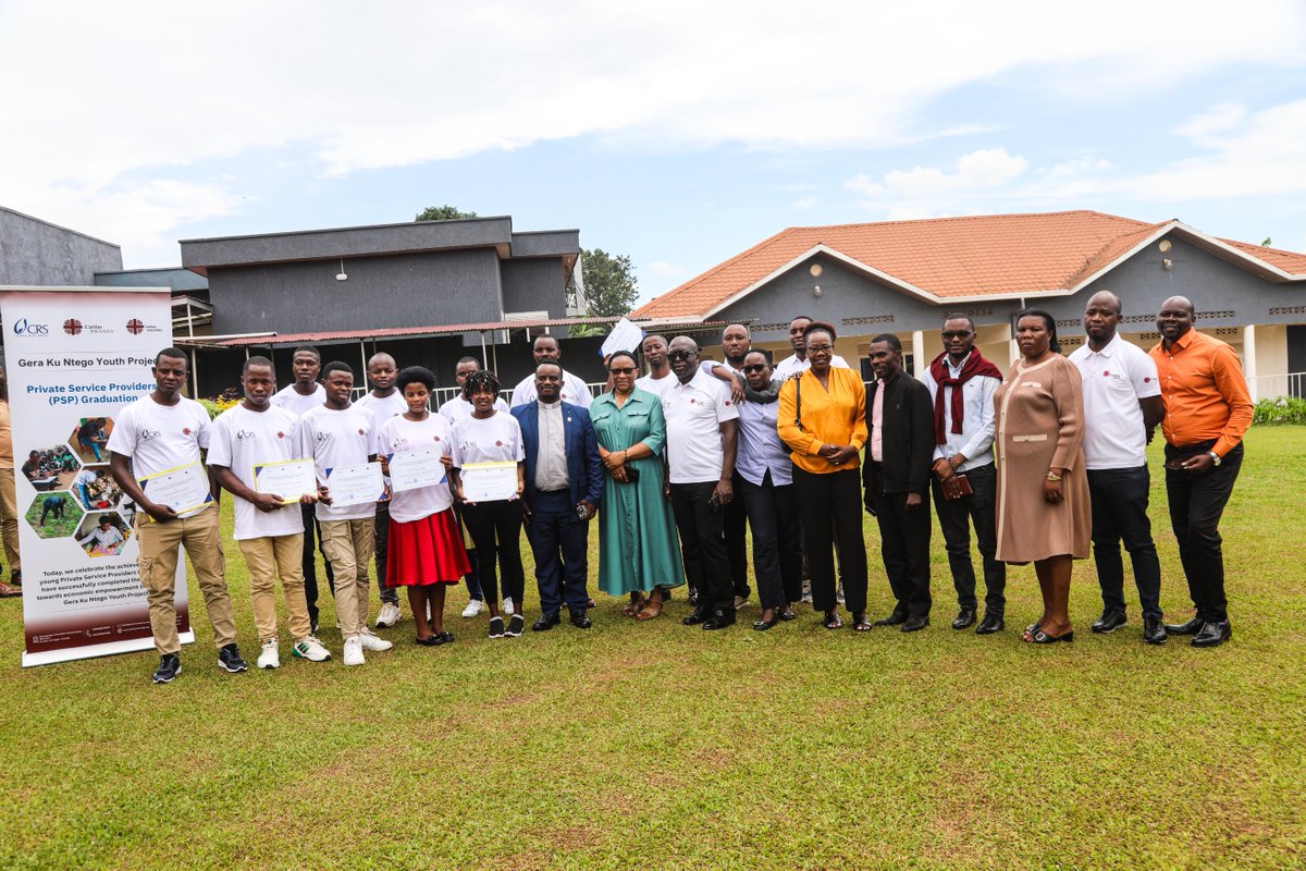 CrsRwanda's tweet image. In the last two days CRS in partnership with @CaritasRwanda, under the Gera Ku Ntego Youth project certified 24 Field Agents in @RwamaganaDistr and @KayonzaDistrict, that passed the #certification exam, to become Private Service Providers to support Savings and Lending groups.