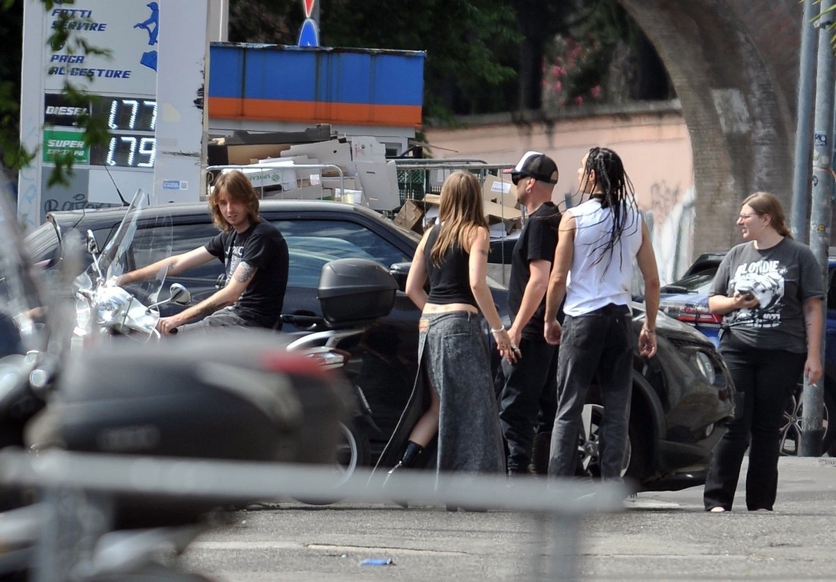 angelisfiles's tweet photo. 🚨 ROCK EMERGENCY: måneskin spotted leaving a recording studio in rome today after a 2-year hiatus confirming rumors that they would return with a brand new album this year. if this were real, how would you react? https://t.co/ZU6mJRwHAZ
