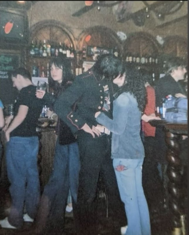 tenho ate dezembro pra achar um homem que segure na própria cintura enquanto me beija no show dos strokes primavera sound 2026