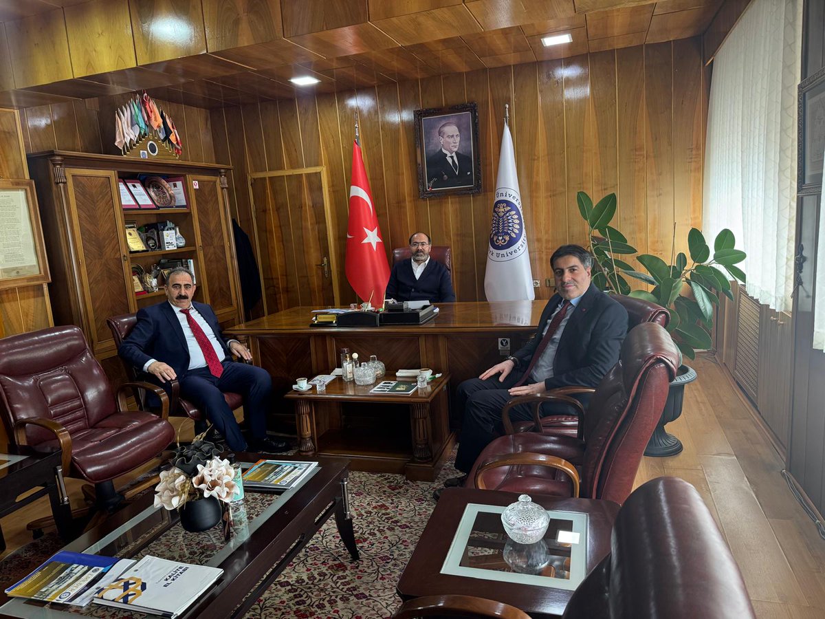 YAKUPEFE_'s tweet photo. Ardahan üniversitesi Öğretim üyesi Sayın Doç. Dr. Talha Yılmaz ile birlikte Atatürk Üniversitesi İlahiyat Fakültesi Dekanı Prof. Dr. Muhammed KIZILGEÇİT'i makamında ziyaret ettik. 

Misafirperverliklerinden dolayı kıymetli hocamıza teşekkür ediyorum. https://t.co/AkBORq0Xdm