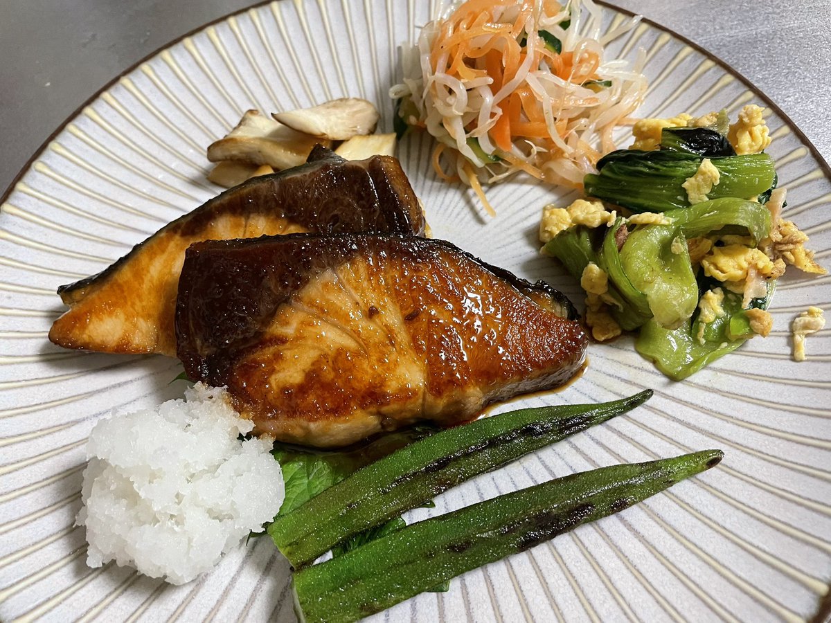 Tomo_Mrk3B01's tweet image. Today’s #dinner cooking finished!
Okay. Let’s serve and have a tasty dinner😋 
#twinglish #cookingathome #ブリの照り焼き