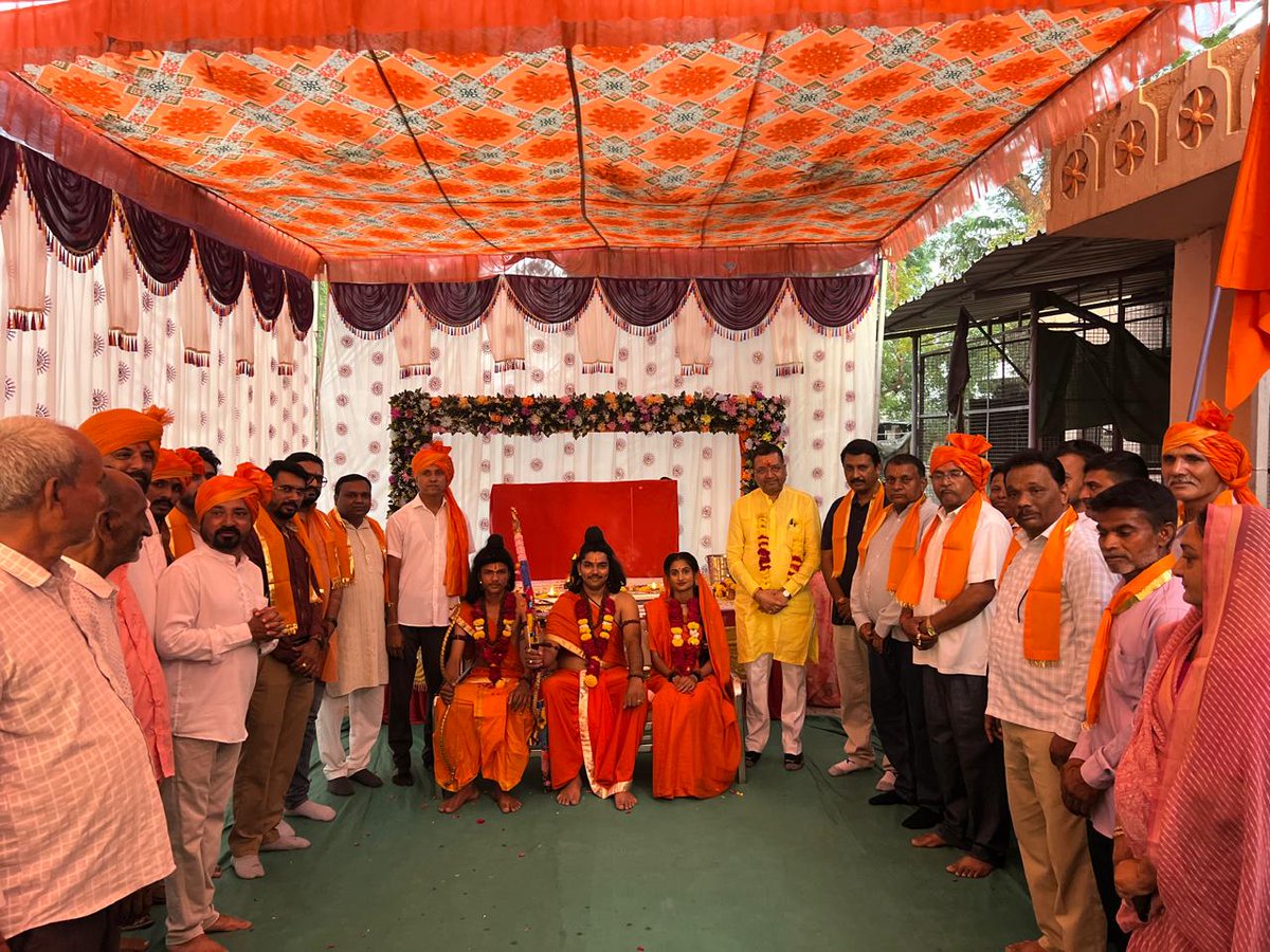 Miteshbhaibjp's tweet photo. ભેટાસી સ્થિત શ્રી બજરંગ ગ્રૂપ દ્વારા મર્યાદા પુરુષોરામ પ્રભુ શ્રી રામભગવાન ના જન્મોત્સવ નિમિતે ભવ્ય શોભાયાત્રાનું આયોજન કરવામાં આવ્યું.

આ અવસરે સાંસદશ્રી મિતેષભાઈ પટેલ, પૂર્વ અમુલ ડિરેક્ટર શ્રી ગુલાબસિંહ પઢિયાર, જિલ્લા મહામંત્રીશ્રી વિપુલભાઈ શાહ, જિલ્લા યુવા મોરચા પ્રમુખશ્રી ભાગ્યવેશ વ્યાસ, તાલુકા પ્રમુખશ્રી ગણપતસિંહ પઢિયાર, મહામંત્રીશ્રી અલ્પેશભાઈ પટેલ, આંકલાવ શહેર પ્રમુખશ્રી મિહિરભાઈ શાહ, કારોબારી ચેરમેન શ્રી વિશાલભાઈ પટેલ, શ્રી દિનેશભાઈ પઢિયાર, તાલુકા કિસાન મોરચા શ્રી દિનેશભાઇ ઉપસ્થિત રહ્યા