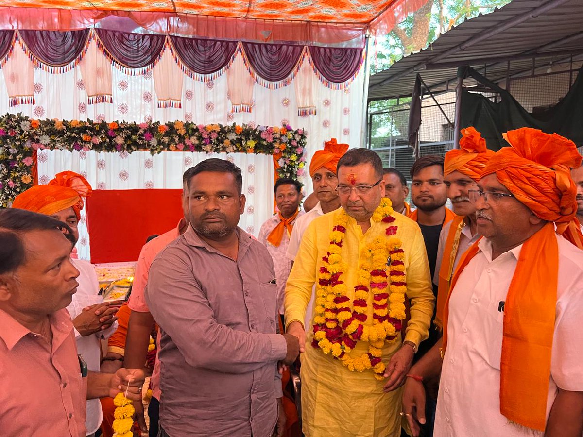 Miteshbhaibjp's tweet photo. ભેટાસી સ્થિત શ્રી બજરંગ ગ્રૂપ દ્વારા મર્યાદા પુરુષોરામ પ્રભુ શ્રી રામભગવાન ના જન્મોત્સવ નિમિતે ભવ્ય શોભાયાત્રાનું આયોજન કરવામાં આવ્યું.

આ અવસરે સાંસદશ્રી મિતેષભાઈ પટેલ, પૂર્વ અમુલ ડિરેક્ટર શ્રી ગુલાબસિંહ પઢિયાર, જિલ્લા મહામંત્રીશ્રી વિપુલભાઈ શાહ, જિલ્લા યુવા મોરચા પ્રમુખશ્રી ભાગ્યવેશ વ્યાસ, તાલુકા પ્રમુખશ્રી ગણપતસિંહ પઢિયાર, મહામંત્રીશ્રી અલ્પેશભાઈ પટેલ, આંકલાવ શહેર પ્રમુખશ્રી મિહિરભાઈ શાહ, કારોબારી ચેરમેન શ્રી વિશાલભાઈ પટેલ, શ્રી દિનેશભાઈ પઢિયાર, તાલુકા કિસાન મોરચા શ્રી દિનેશભાઇ ઉપસ્થિત રહ્યા