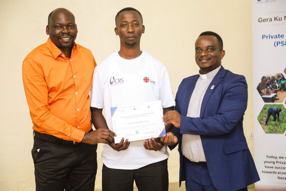 CrsRwanda's tweet image. In the last two days CRS in partnership with @CaritasRwanda, under the Gera Ku Ntego Youth project certified 24 Field Agents in @RwamaganaDistr and @KayonzaDistrict, that passed the #certification exam, to become Private Service Providers to support Savings and Lending groups.