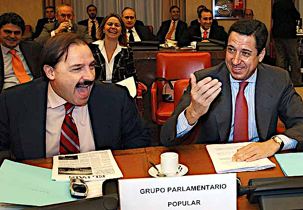 ni1dea's tweet photo. @estherpalomera Aquí riéndose de los asesinados el 11M, el PP es así
👇🤮
Vicente Martínez Pujalte y Eduardo Zaplana en una de  las sesiones de la comisión de investigación del 11-M
https://t.co/6lPpYhQDfP https://t.co/YRjI7ffMZT