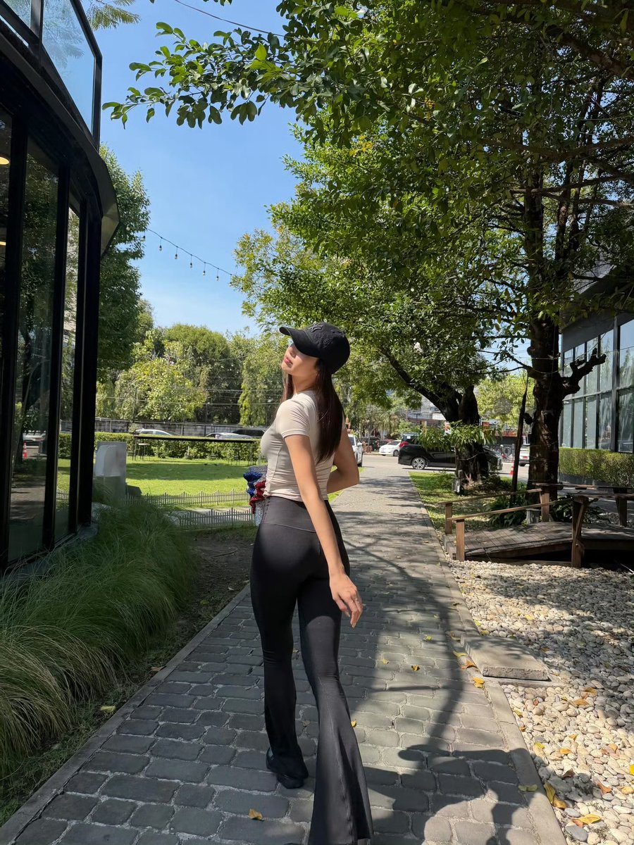Chili0816_'s tweet photo. Wishing you a healthy new year, do whatever you want to do, and I'll always have your back💛🫶🏻

ROCKSTAR LISA DAY
#LalisaShinesAt29
#LISA_BDAY2026 https://t.co/VYbm6bNdan