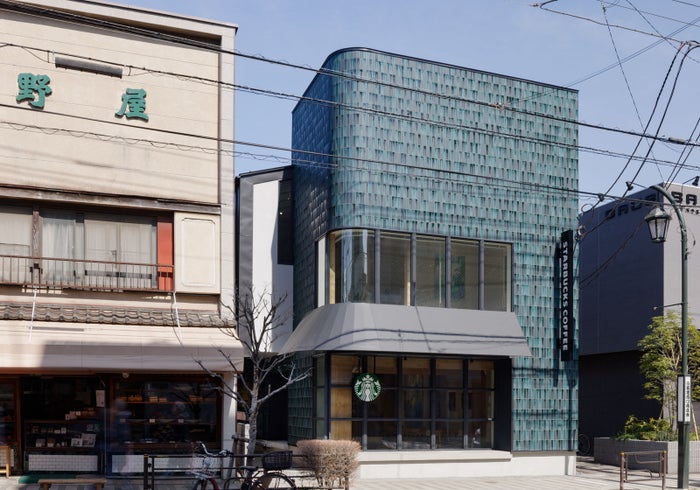 modelpress's tweet photo. スタバ、東京・谷中の新店舗
「カフェ &amp; アートギャラリー」公開

3月28日（土）オープン💐
https://t.co/4IAsHzQsuJ

コンセプトは“藝と珈琲の交差点”☕
自然と吹き抜け��心地よい木造2階建て

#スターバックス https://t.co/10IlgnPokV