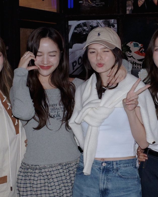 ppppppun_'s tweet photo. วิธีแสดงความเป็นเจ้าของก็ง่ายนิดเดียว โอบเอวบ้าง กอดคอบ้าง ให้มันโสดแค่แฟนคลับก็พอ 🙂‍↕️🙂‍↕️🙂‍↕️ https://t.co/Ek6ErNVV7x