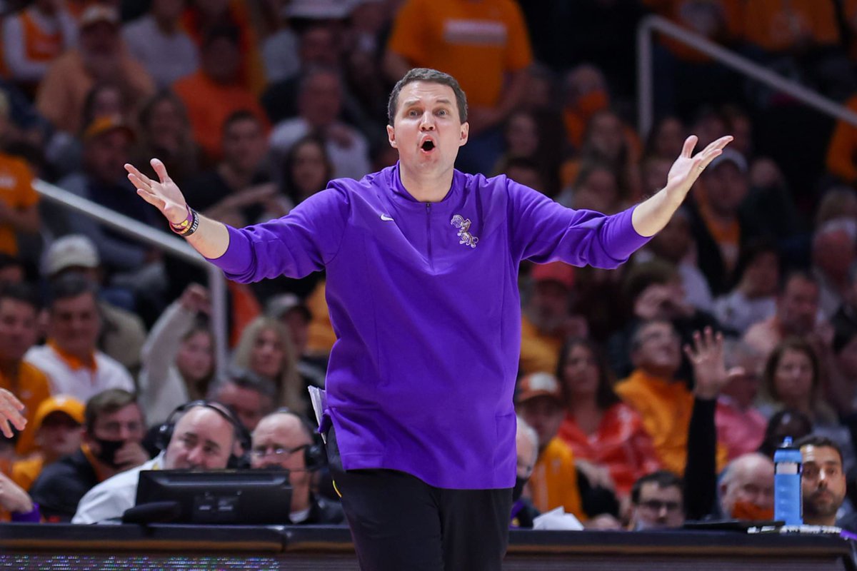 mgoat3's tweet photo. I’m not great at Photoshop, but this is what Will Wade would look like in purple and gold https://t.co/mAssh6q8P2