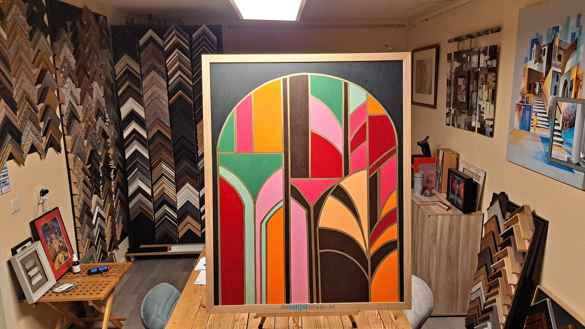 Kunstwerk van B. Morales, kunstenares uit Cuba ingelijst.
Het toont geschilderd glas in lood, geïnspireerd door de stijl en elegantie van de Art Déco.

#inlijsten #DeKwakel #Amstelveen #Uithoorn #Aalsmeer #Mijdrecht 

deinlijsteraar.nl