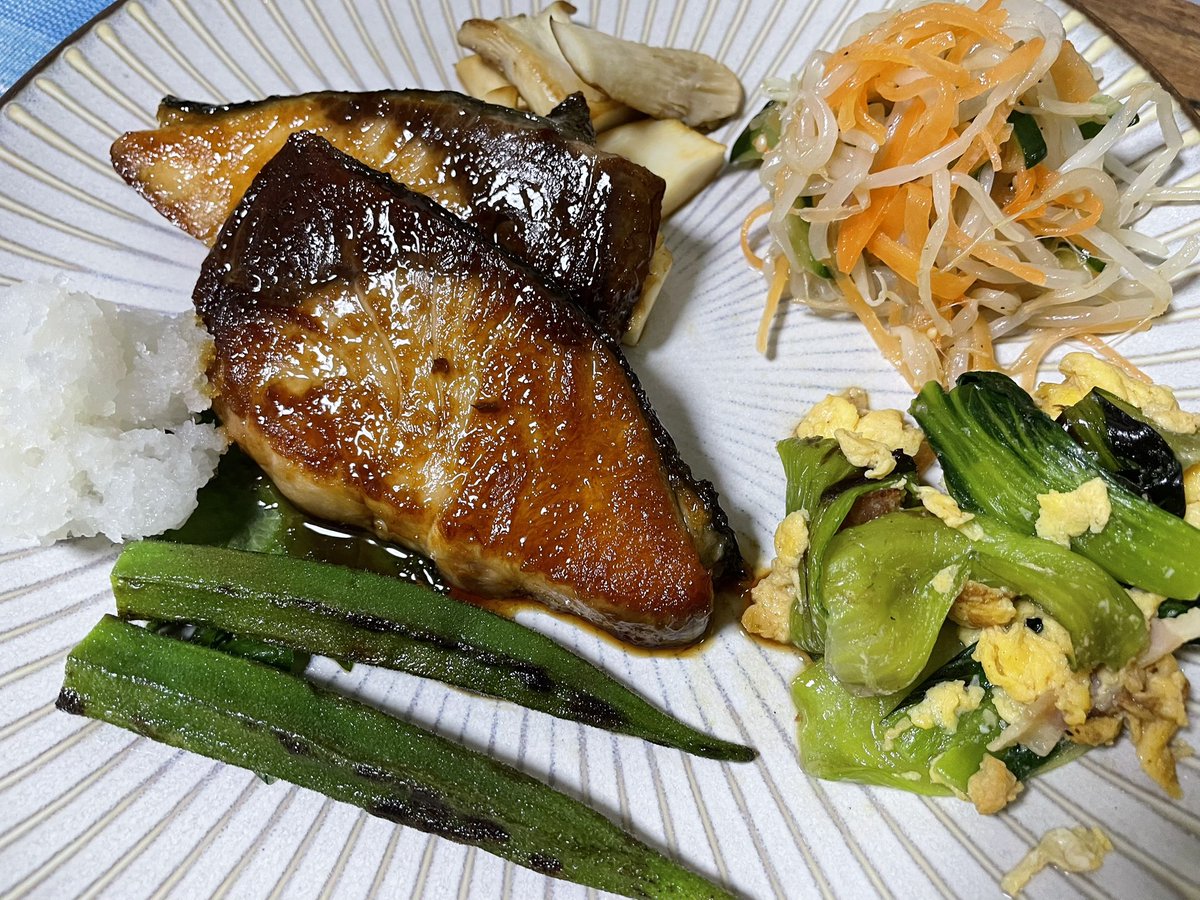 Tomo_Mrk3B01's tweet image. Hmm. The main for #dinner tonight, Yellowtail sauté with #Teriyaki sauce looks sooo appetizing that my hungry stomach is growling for this dish😋
Well. I can’t wait! Let’s put the sauté on rice and eat👍
#cookingathome 
#おうちごはん 
#twinglish 
#Twitter家庭料理