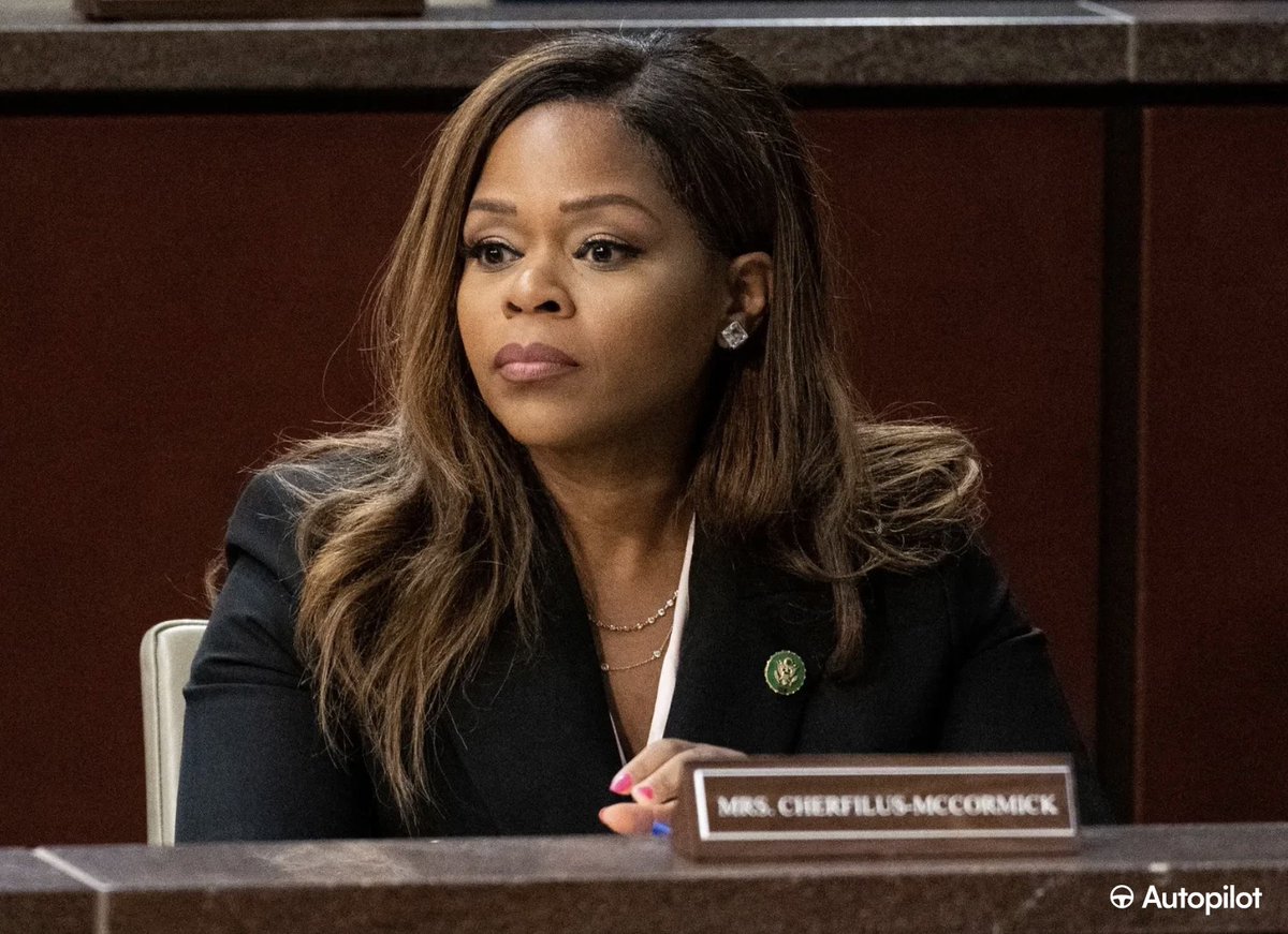 Nancy Pelosi Stock Tracker ♟ tweet media