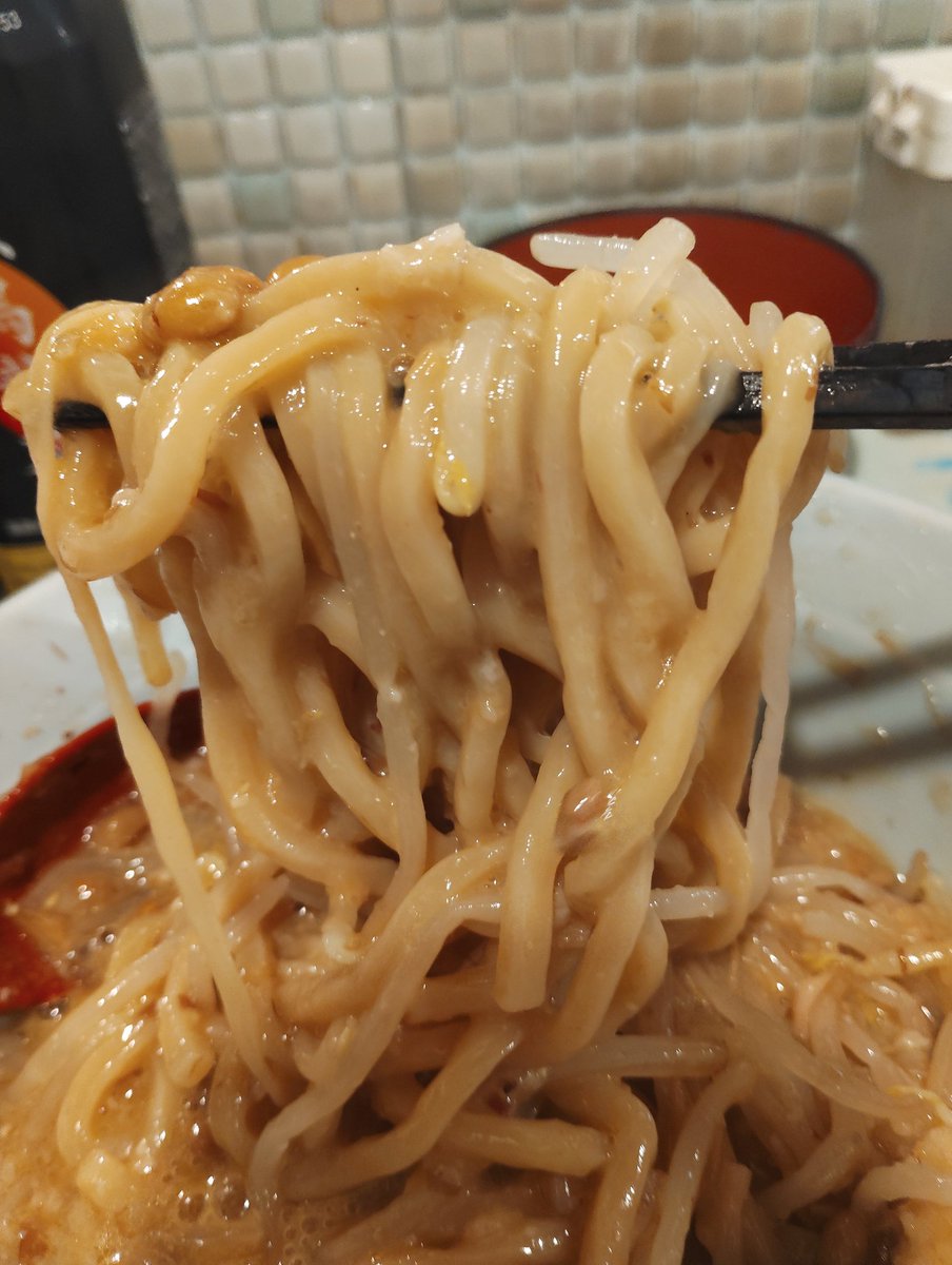 🍜ラーメン 豚好🍜
小汁なし【味噌・前麺】🍚
TPかつおぶし納豆
山頂卵はお椀にIN
ある程度食べ進めたところで～納豆登場‼️第二形態✨かつおぶしﾌﾘﾌﾘ納豆載せTKM(卵かけ麺)🤩ドロッとネバッと前麺に絡んでメッチャ美味しい🥰〆は丼底に残ったタレを🍚にかけて～大満足💮💮ごちそうサマタマ💯🈵💯🈵