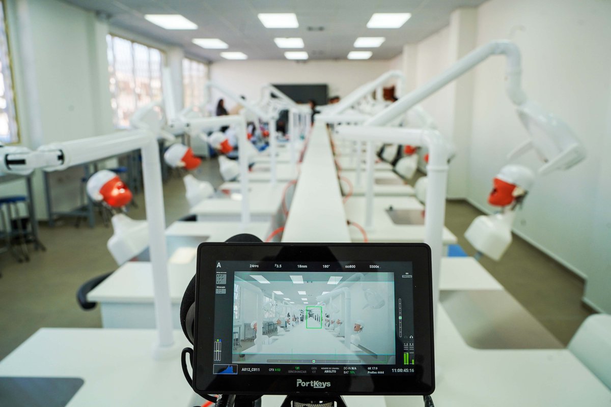 Unach_ec's tweet image. Recorrido institucional en los laboratorios de Odontología 🦷

✔️ Tecnología
✔️ Infraestructura
✔️ Formación práctica
La Unach fortalece la calidad en la educación superior.
#UnachEnMovimiento #EducaciónSuperior #Salud #Gestion