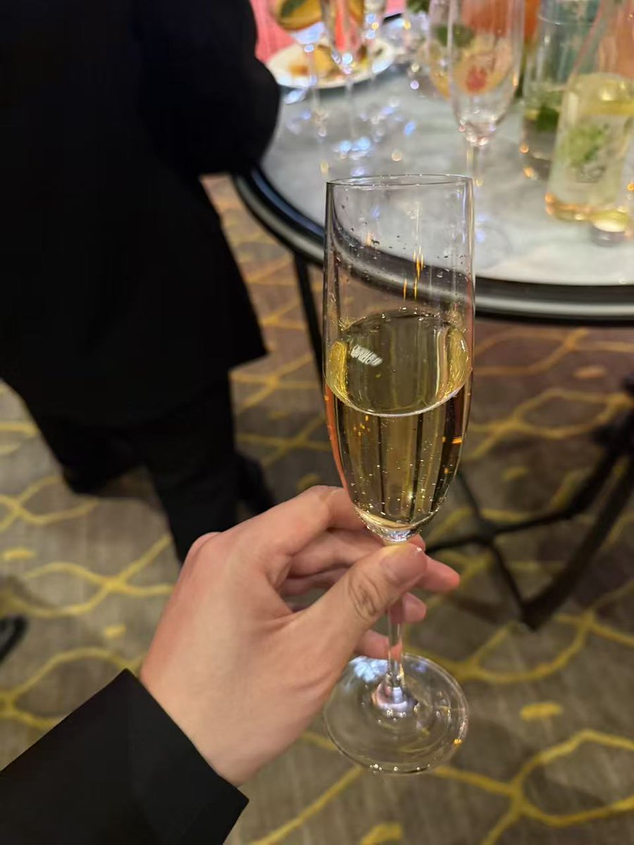 xk_rose's tweet photo. cheers........香槟我是真喝不惯，但是终于出差要结束了 https://t.co/NtsNSfHMR7