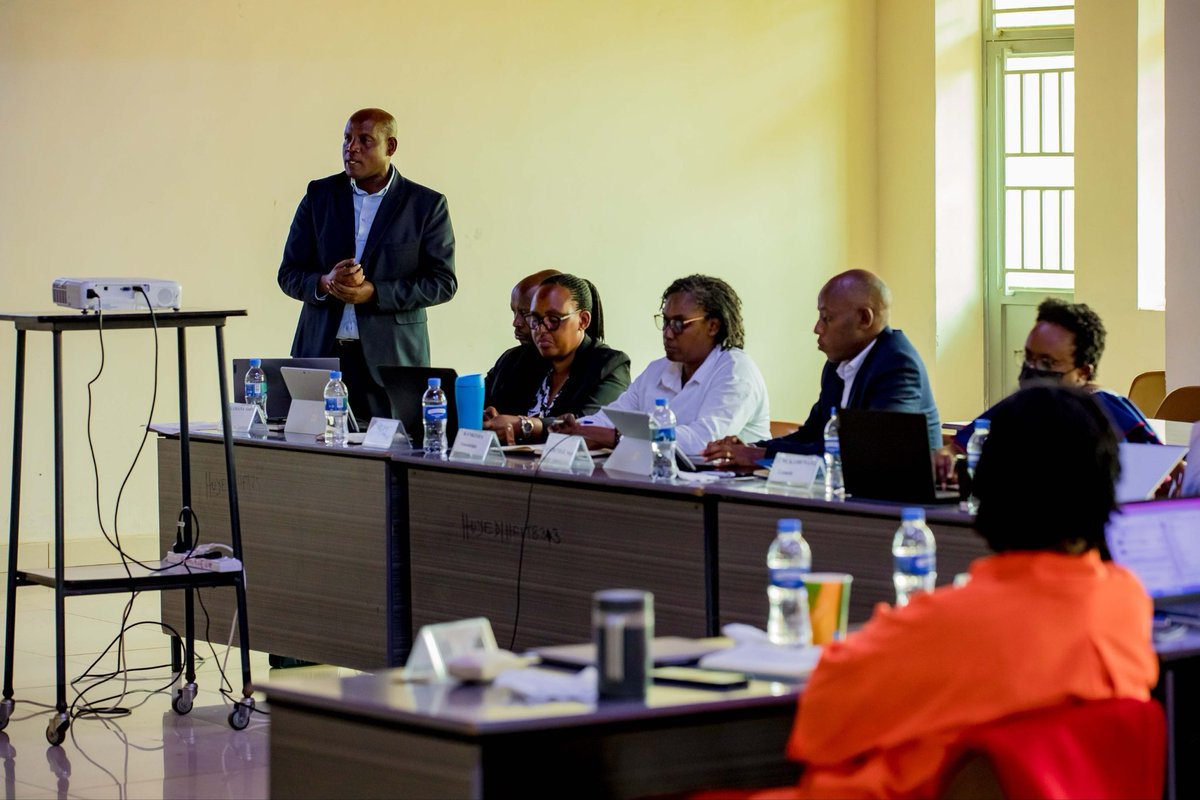 HuyeDistrict's tweet photo. Inama Njyanama y’Akarere yateranye iyobowe na Perezida wayo @DrKagwesage. 
Muri iyi nama isanzwe hamuritswe umushinga wo kubaka Urwibutso rw’amateka ya Jenoside yakorewe Abatutsi rwa Karama, mu murenge wa Karama. Inama Njyanama yawemeje kandi inashima ishingiro ry’uyu mushinga. https://t.co/jIRN2OB9vp