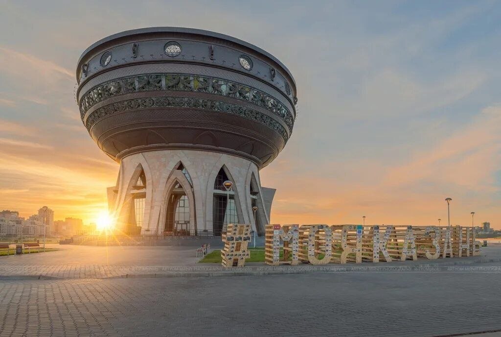 📍 Tatarstan: Brücke zwischen Kulturen

Die Republik Tatarstan ist eine der wirtschaftlich und kulturell bedeutendsten Regionen Russlands. Sie liegt im Zentrum des europäischen Teils des Landes an der Wolga und an der Kama. Tatarstan verbindet auf einzigartige Weise tatarische