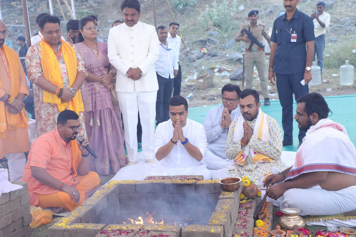 sanghaviharsh's tweet photo. अवध में आनंद भयो, जय रघुबर लाल की। 🚩

પૂર્ણ પુરુષોત્તમ પ્રભુ શ્રી રામનું પ્રાગટ્ય એ વિશ્વમાં સુખ, શાંતિ અને કરુણાનું પ્રાગટ્ય છે. આજે રામનવમીના પાવન અવસરે સુરત ખાતે દિવ્યભાસ્કર અને શ્રી સૂર્યપુર સંસ્કૃત પાઠશાળાના સહયોગથી તાપી મૈયાની મહાઆરતી, રામયાગ, ૩ લાખ દીવાઓનો દીપોત્સવ અને ભવ્ય આતીશબાજીમાં ઉપસ્થિત રહી ધન્યતા અનુભવું છું.

રામોત્સવમાં પ્રભુ રામલલ્લાના જન્મનો આનંદ ઉત્સવ ઉજવવા પધારેલા સુરતવાસીઓને હાર્દિક શુભકામનાઓ પાઠવી.