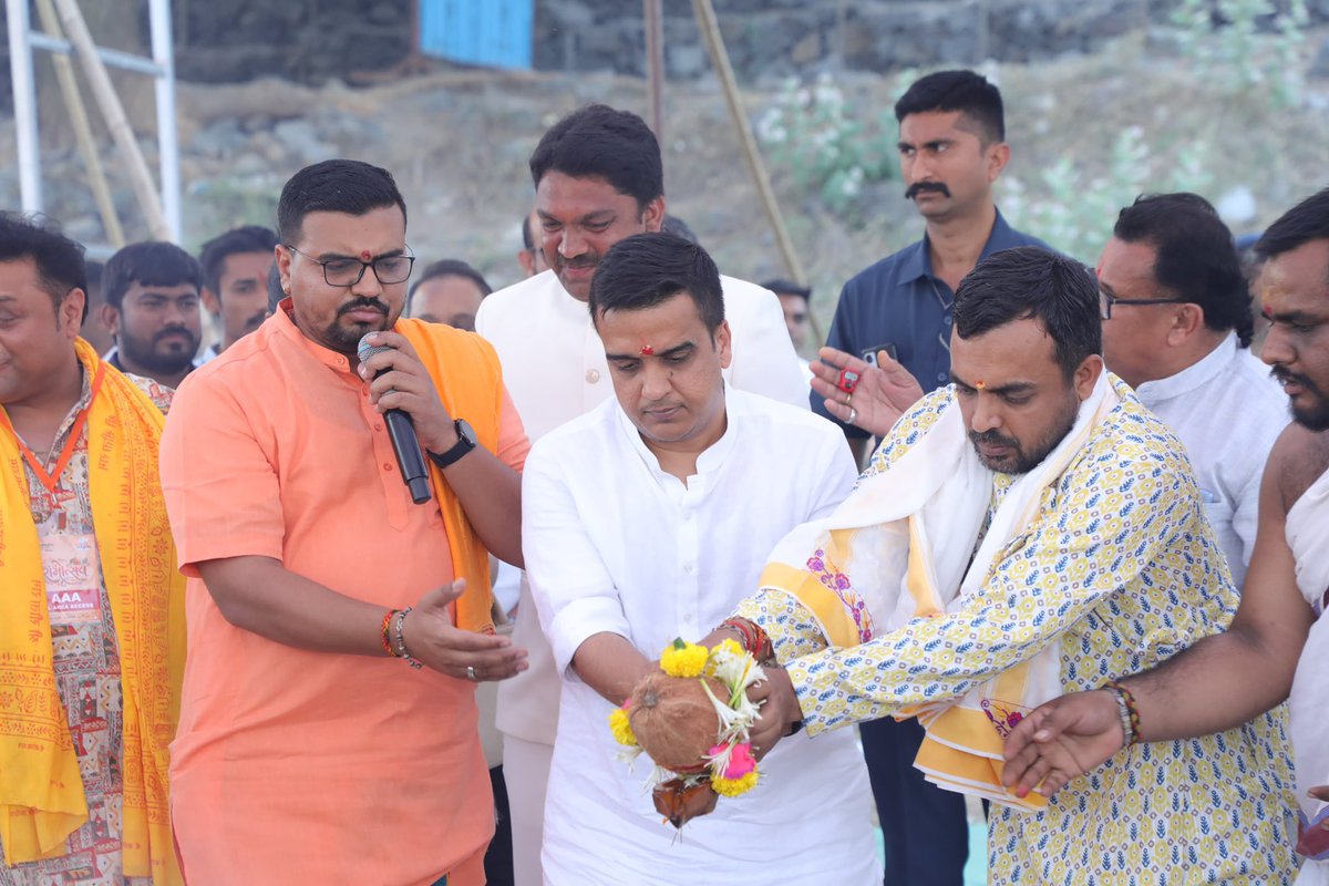 sanghaviharsh's tweet photo. अवध में आनंद भयो, जय रघुबर लाल की। 🚩

પૂર્ણ પુરુષોત્તમ પ્રભુ શ્રી રામનું પ્રાગટ્ય એ વિશ્વમાં સુખ, શાંતિ અને કરુણાનું પ્રાગટ્ય છે. આજે રામનવમીના પાવન અવસરે સુરત ખાતે દિવ્યભાસ્કર અને શ્રી સૂર્યપુર સંસ્કૃત પાઠશાળાના સહયોગથી તાપી મૈયાની મહાઆરતી, રામયાગ, ૩ લાખ દીવાઓનો દીપોત્સવ અને ભવ્ય આતીશબાજીમાં ઉપસ્થિત રહી ધન્યતા અનુભવું છું.

રામોત્સવમાં પ્રભુ રામલલ્લાના જન્મનો આનંદ ઉત્સવ ઉજવવા પધારેલા સુરતવાસીઓને હાર્દિક શુભકામનાઓ પાઠવી.