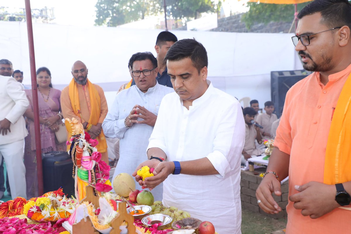 sanghaviharsh's tweet photo. अवध में आनंद भयो, जय रघुबर लाल की। 🚩

પૂર્ણ પુરુષોત્તમ પ્રભુ શ્રી રામનું પ્રાગટ્ય એ વિશ્વમાં સુખ, શાંતિ અને કરુણાનું પ્રાગટ્ય છે. આજે રામનવમીના પાવન અવસરે સુરત ખાતે દિવ્યભાસ્કર અને શ્રી સૂર્યપુર સંસ્કૃત પાઠશાળાના સહયોગથી તાપી મૈયાની મહાઆરતી, રામયાગ, ૩ લાખ દીવાઓનો દીપોત્સવ અને ભવ્ય આતીશબાજીમાં ઉપસ્થિત રહી ધન્યતા અનુભવું છું.

રામોત્સવમાં પ્રભુ રામલલ્લાના જન્મનો આનંદ ઉત્સવ ઉજવવા પધારેલા સુરતવાસીઓને હાર્દિક શુભકામનાઓ પાઠવી.
