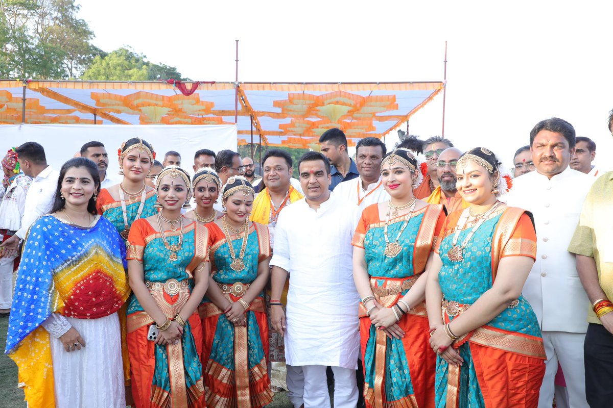 sanghaviharsh's tweet photo. अवध में आनंद भयो, जय रघुबर लाल की। 🚩

પૂર્ણ પુરુષોત્તમ પ્રભુ શ્રી રામનું પ્રાગટ્ય એ વિશ્વમાં સુખ, શાંતિ અને કરુણાનું પ્રાગટ્ય છે. આજે રામનવમીના પાવન અવસરે સુરત ખાતે દિવ્યભાસ્કર અને શ્રી સૂર્યપુર સંસ્કૃત પાઠશાળાના સહયોગથી તાપી મૈયાની મહાઆરતી, રામયાગ, ૩ લાખ દીવાઓનો દીપોત્સવ અને ભવ્ય આતીશબાજીમાં ઉપસ્થિત રહી ધન્યતા અનુભવું છું.

રામોત્સવમાં પ્રભુ રામલલ્લાના જન્મનો આનંદ ઉત્સવ ઉજવવા પધારેલા સુરતવાસીઓને હાર્દિક શુભકામનાઓ પાઠવી.