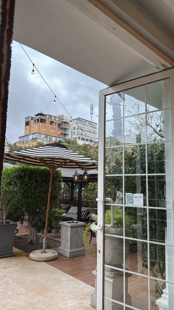 ويحدث أن يتسع هذا العالم عندما تُقرر له 
أن يتسع،فالضيق الذي تعيشه هو في عقلك،وأرض الله واسعة.