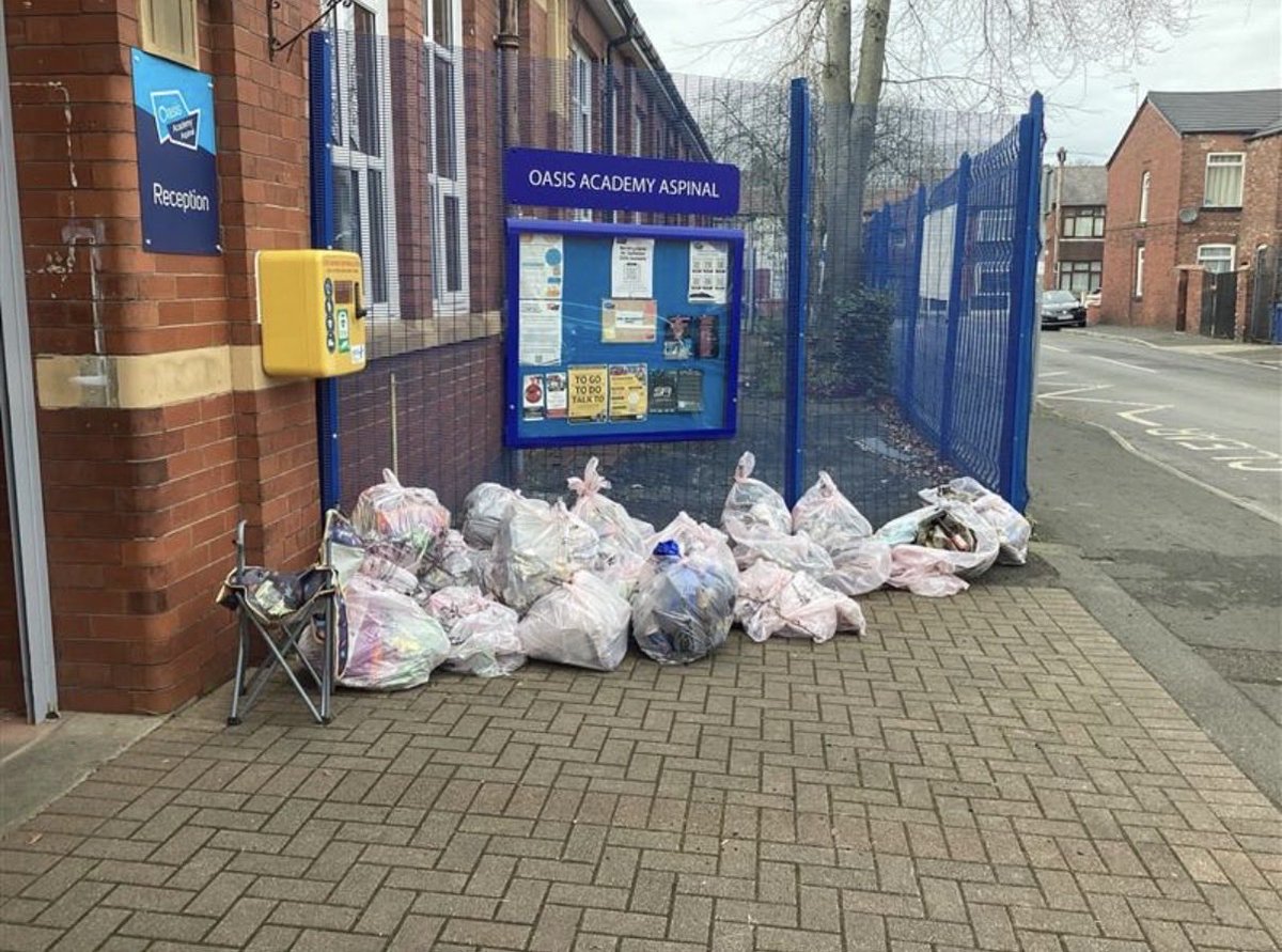 Oasis Aspinal tweet media