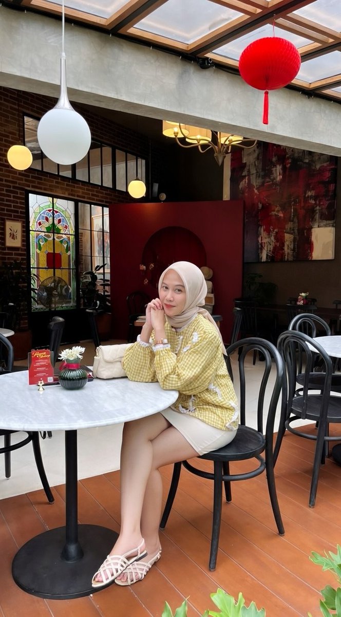 Descintaa612's tweet photo. Devaria aisyah setyowati -> @dimsumentaii99 

Berawal suka pakai rok pendek saat main https://t.co/7wrqWfggR9