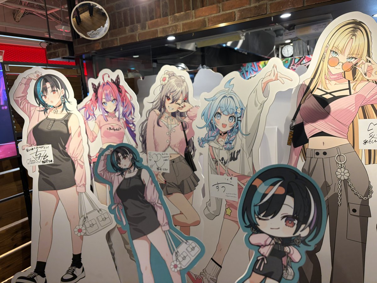 HolyAlice1225's tweet photo. FLOW GLOWカフェ後半戦行ってきた✨️
皆衣装可愛いしかっこいいしメロい
ランダム系はいつも如く、ちはが出なかったので友達に交換してもらいました😭 https://t.co/kN06oDlvBa