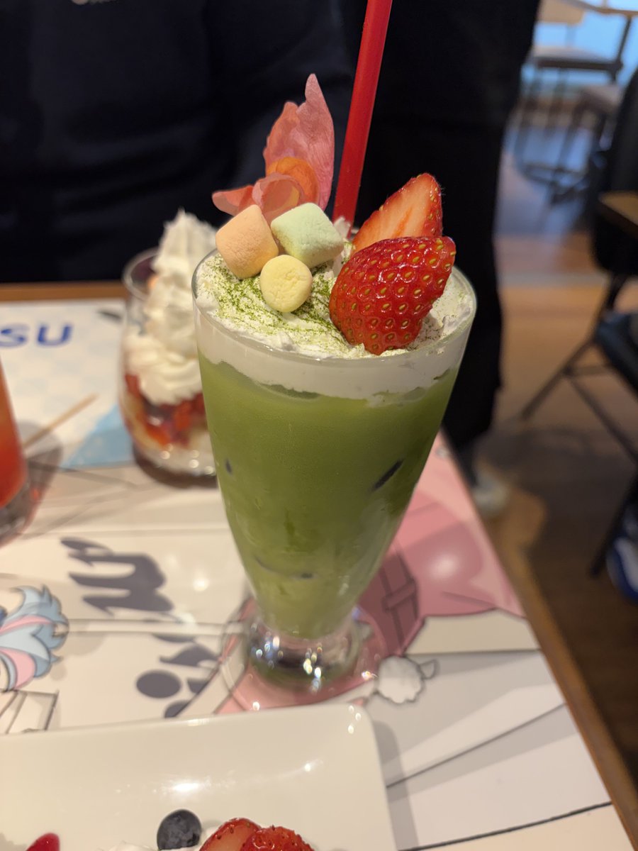 HolyAlice1225's tweet photo. FLOW GLOWカフェ後半戦行ってきた✨️
皆衣装可愛いしかっこいいしメロい
ランダム系はいつも如く、ちはが出なかったので友達に交換してもらいました😭 https://t.co/kN06oDlvBa