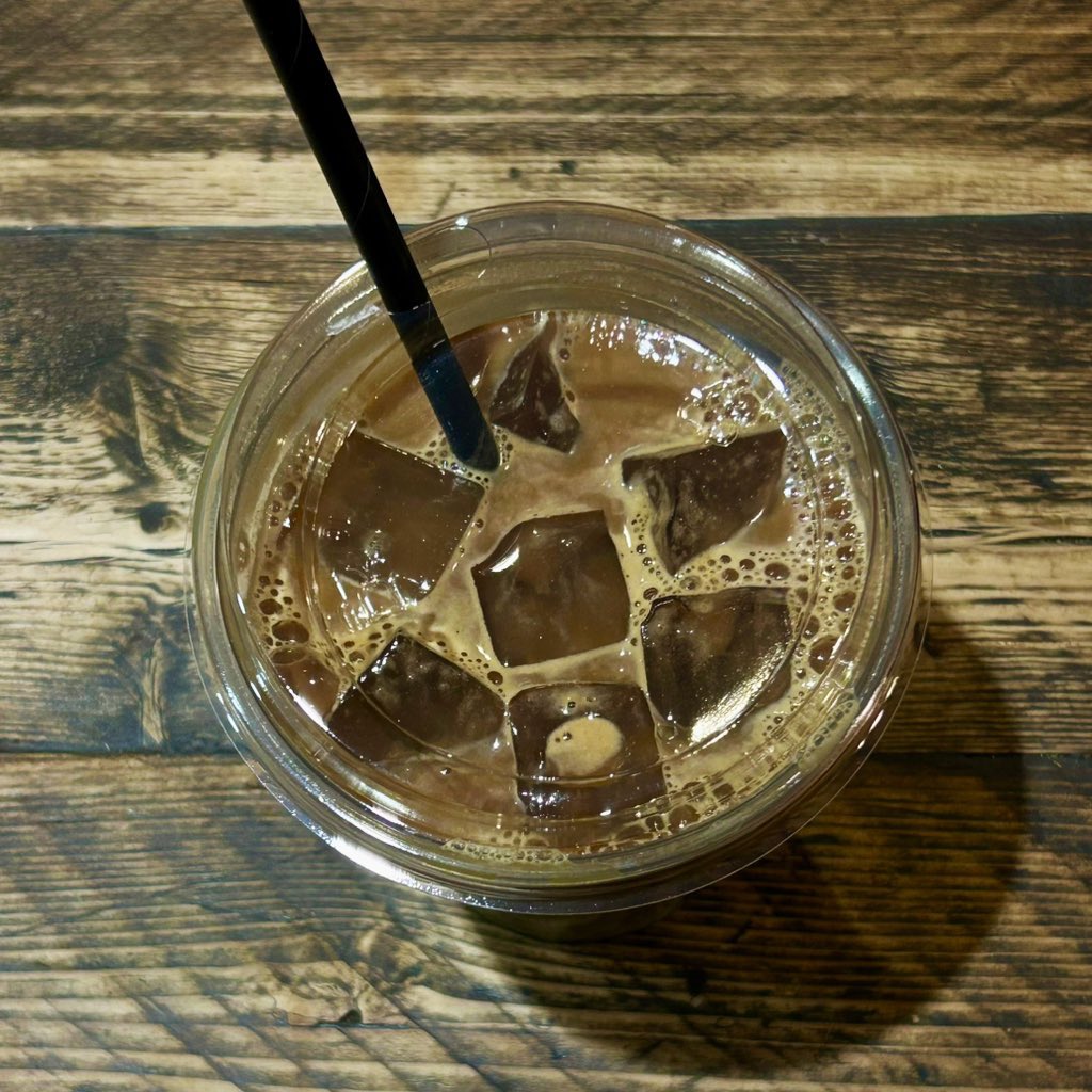 musingsandwalks's tweet image. couldn’t be bothered to get dressed to go on campus for five hours of uni but quickly ran to get an iced latte in my 15 minutes break #priorities 🤗