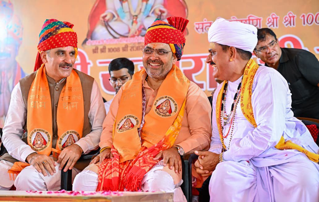 ChaudhryShankar's tweet photo. इस अवसर पर माननीय केंद्रीय मंत्री श्री @gssjodhpur जी, राज्यसभा सांसद एवं राजस्थान भाजपा प्रदेश अध्यक्ष श्री @madanrrathore जी, श्री जोगाराम पटेल जी, श्री जोराराम कुमावत जी, सांसद श्री लुंबाराम जी, श्री जीवाराम जी सांचौर, श्री अरुणकुमार जी पचपदरा, श्री पी. पी. चौधरी जी, श्री अमराराम जी, श्री पुराराम जी सहित अन्य गणमान्य व्यक्ति और बड़ी संख्या में श्रद्धालु उपस्थित रहे।