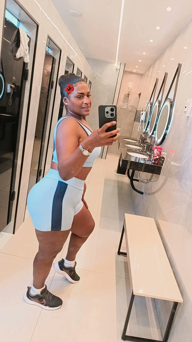 morena Flávia escorpiana 🦂 bota foguense 🤍🖤 tweet media