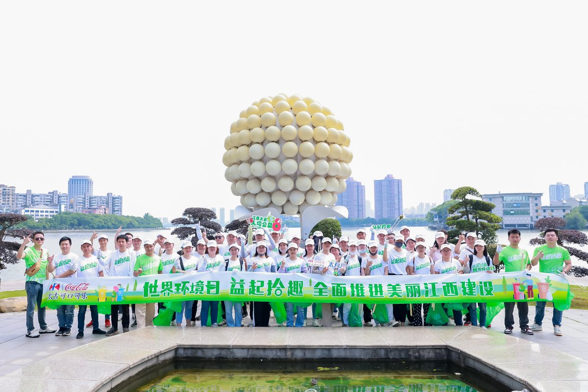 Crocs and Fitflop tweet media