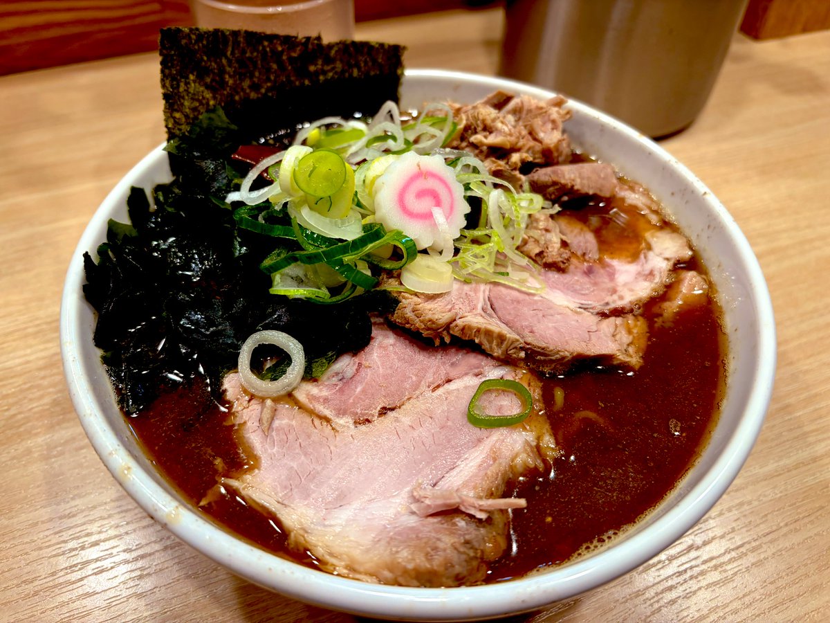 3/26麺や六等星
ごっちゃごちゃの節らーめん少なめ
疲れた体に染み渡る最高の逸品
濃厚な出汁と強いタレで食わせる六等星の真骨頂
タレの濃さもバッチリきまって、
とにかく、旨くて美味かった
札幌麺も肉も最高
今日も来てよかった
ご馳走様でした‼️