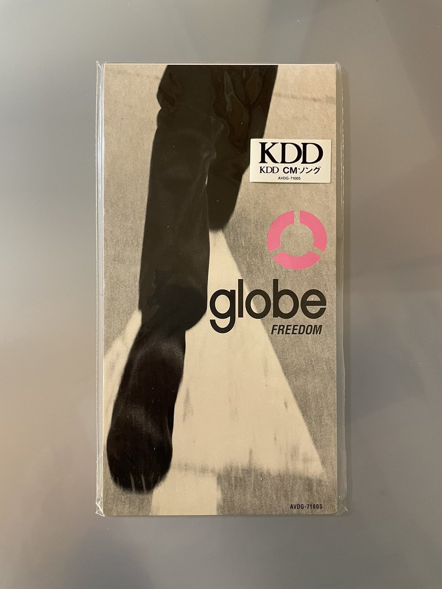hanimage58's tweet image. 1996年3月27日にglobeの「FREEDOM」が発売されて30周年。小室哲哉さんプロデュース作品です。KDDのCMソングに起用されました。大ヒットした1stアルバム「globe」の先行シングルでございます。発売当時はエスカレーターに乗るたびにこちらの曲を思い出しておりました。
#globe
#FREEDOM