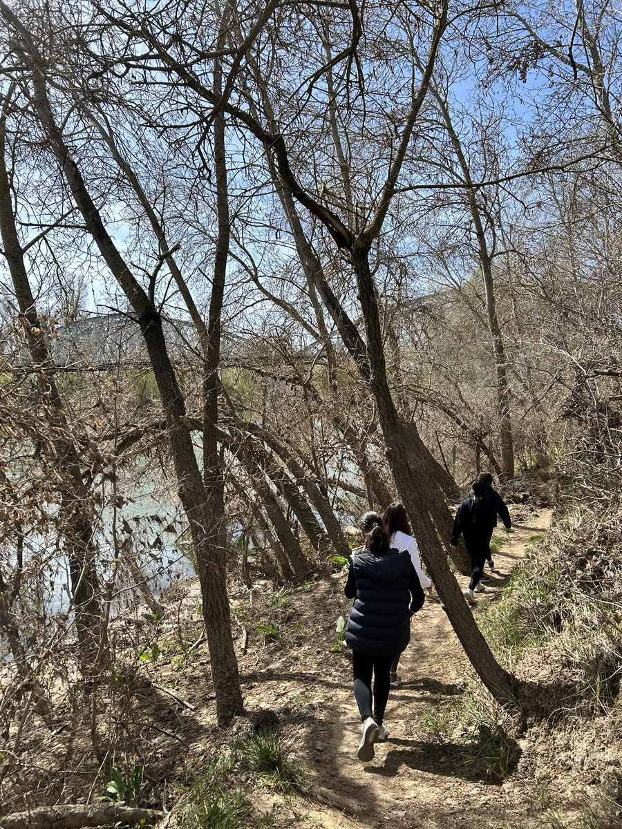 Hoy hemos tenido una jornada especial: Ruta de las Fuentes por la orilla del Duero, entre el puente de piedra y el puente de hierro. Gracias a quienes habéis participado de una forma o de otra para que el día de hoy haya salido genial! 
Felices vacaciones!!