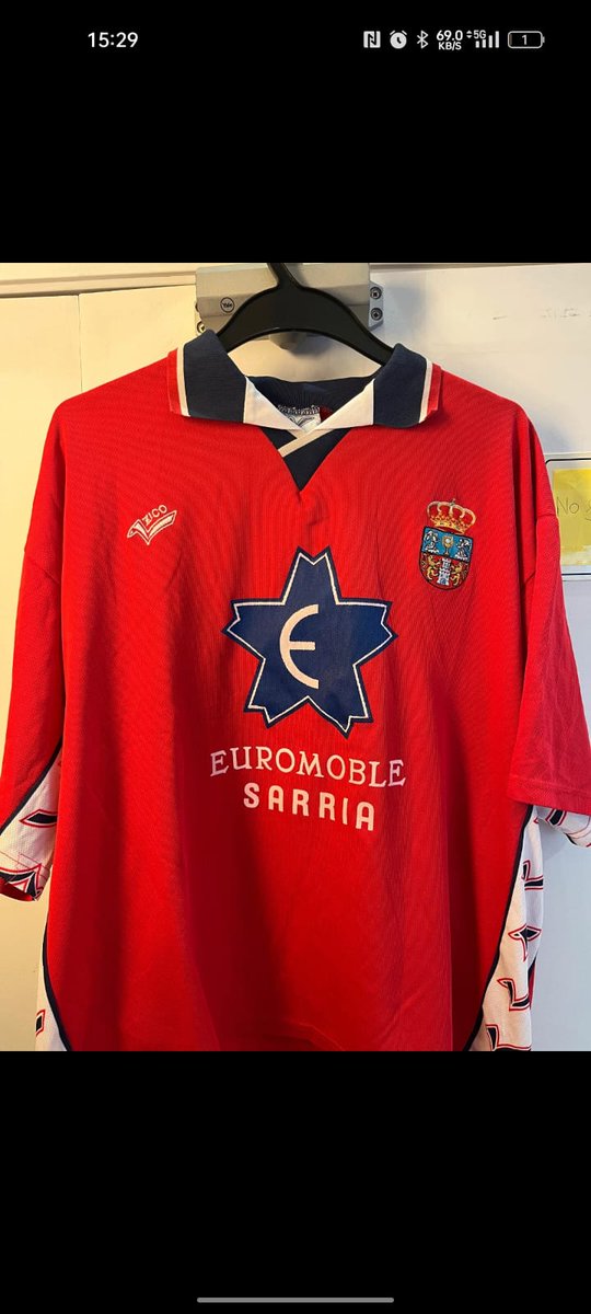 gusBatallon's tweet photo. Acudo en busca de sabiduría lucensista sobre estas dos camisetas que se ha encontrado un primo mío 
Alguien sabe de qué pueden ser? La roja parece tener el escudo provincial @lugoslavia @Dorado_rf https://t.co/gYX7N97Tzr