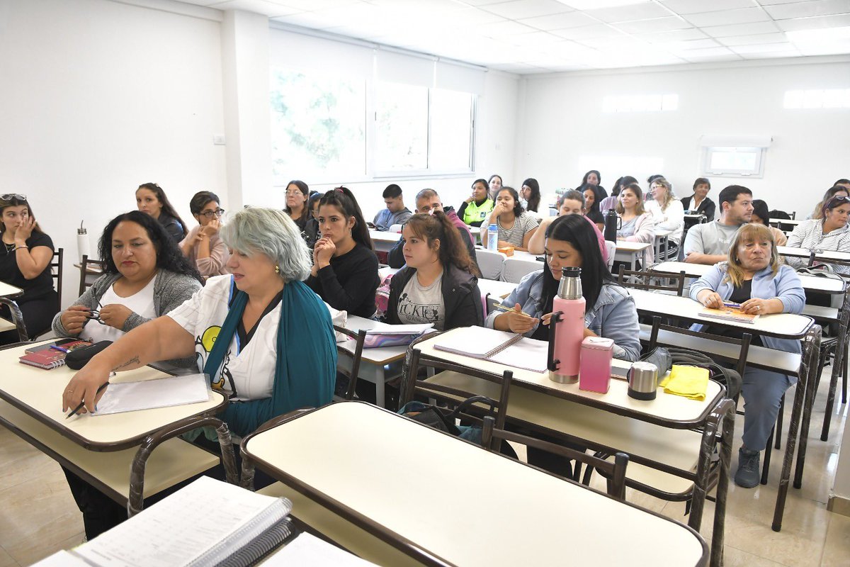 monte_hermoso's tweet photo. 🎓 En una jornada cargada de emoción, el Centro Universitario de #MonteHermoso dio inicio al ciclo lectivo 2026 con la presencia de autoridades municipales y académicas que acompañaron a la primera camada de estudiantes que empezó ayer su cursada. 

📱 https://t.co/gedCp7S3PS https://t.co/A9SzKN97Qm