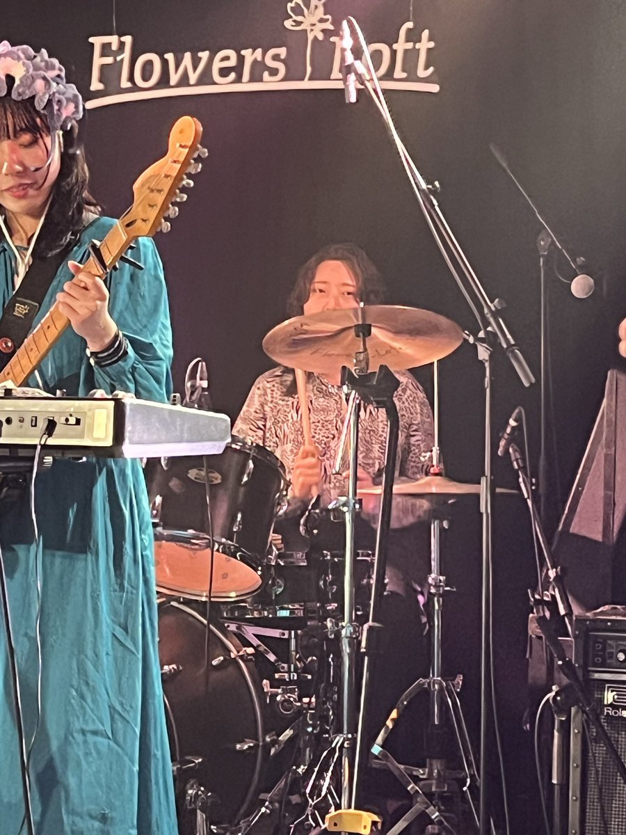 お目当ては大満足だけど、一番の収穫はVATELIER.🎵
HAYATOさんお勧めでチェック！FLの🚬でメンバーに会って約束したのでEmpteaの後に戻った！
ヨルシカみたいな優しい曲なんだ、アレ？　後半はだんだん激しくなりVo.も違う声で歌う🎤
5人の演奏🎶もツイン鍵盤&amp;Vo.も見どころ満載！ 

#VATELIER