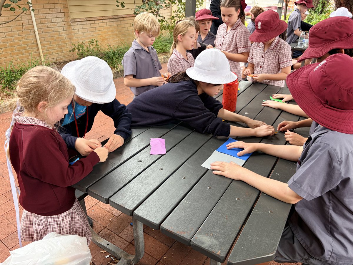 seikeies's tweet photo. Holy Spirit Primary School 4日目②

折り紙を通して、心がつながる時間が生まれました。 コマ、手裏剣、紙飛行機など。
手を動かし、笑顔を交わす中で、確かな交流がありました。 教える子どもたちの姿は誇らしく、喜ばれるたびに嬉しそうに微笑む表情が印象的です。 https://t.co/fSCF0w14AG