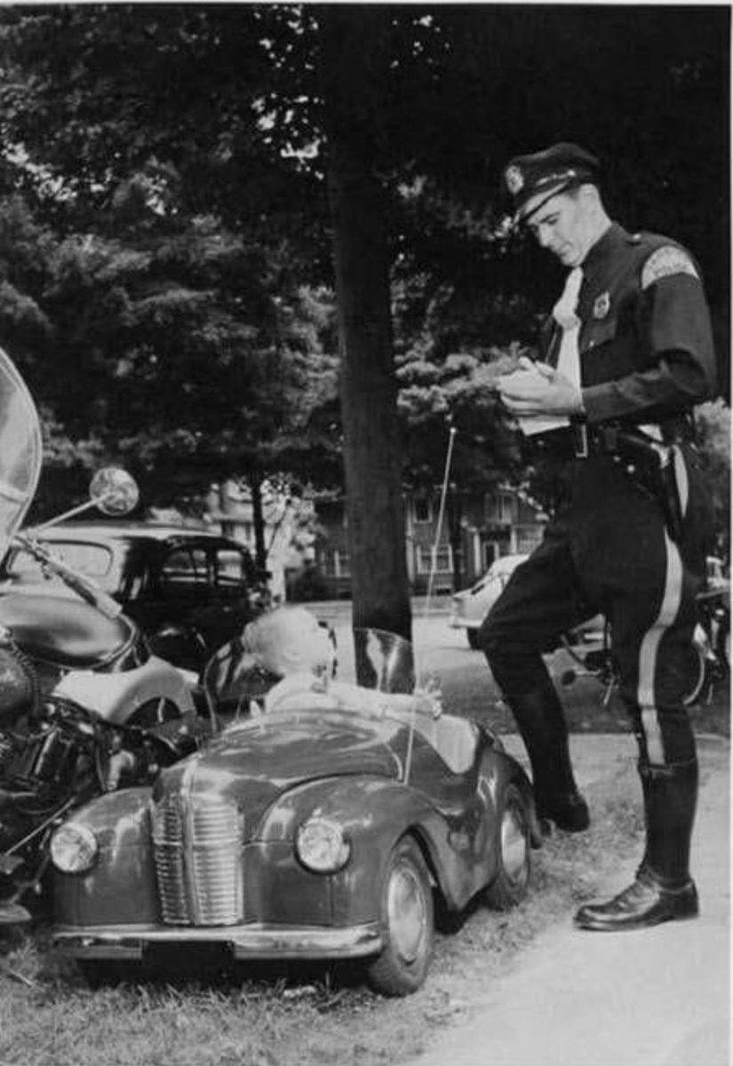 Tuhxo's tweet photo. As long as you speed, you won't escape a ticket even if you are a child https://t.co/asW3VkhS5P