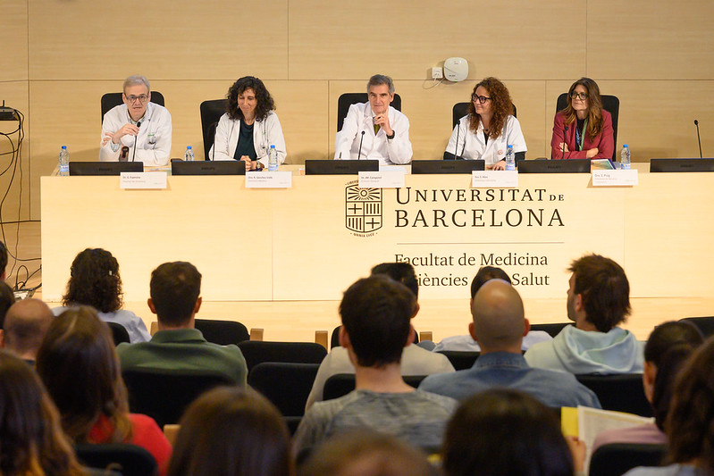 hospitalclinic's tweet photo. 🏥El Clínic ha celebrat avui la Jornada de Portes Obertes 2026 per a futurs residents, amb més de 310 persones inscrites i aforament complet.

💬🤝 Durant la jornada s’han presentat les oportunitats formatives, assistencials i de recerca que ofereix l’hospital, incloent iniciatives com la simulació clínica, així com l’experiència en primera persona dels residents.

Més informació👉 https://t.co/bZ7Q1v3mSd

#ResidentsCLÍNIC