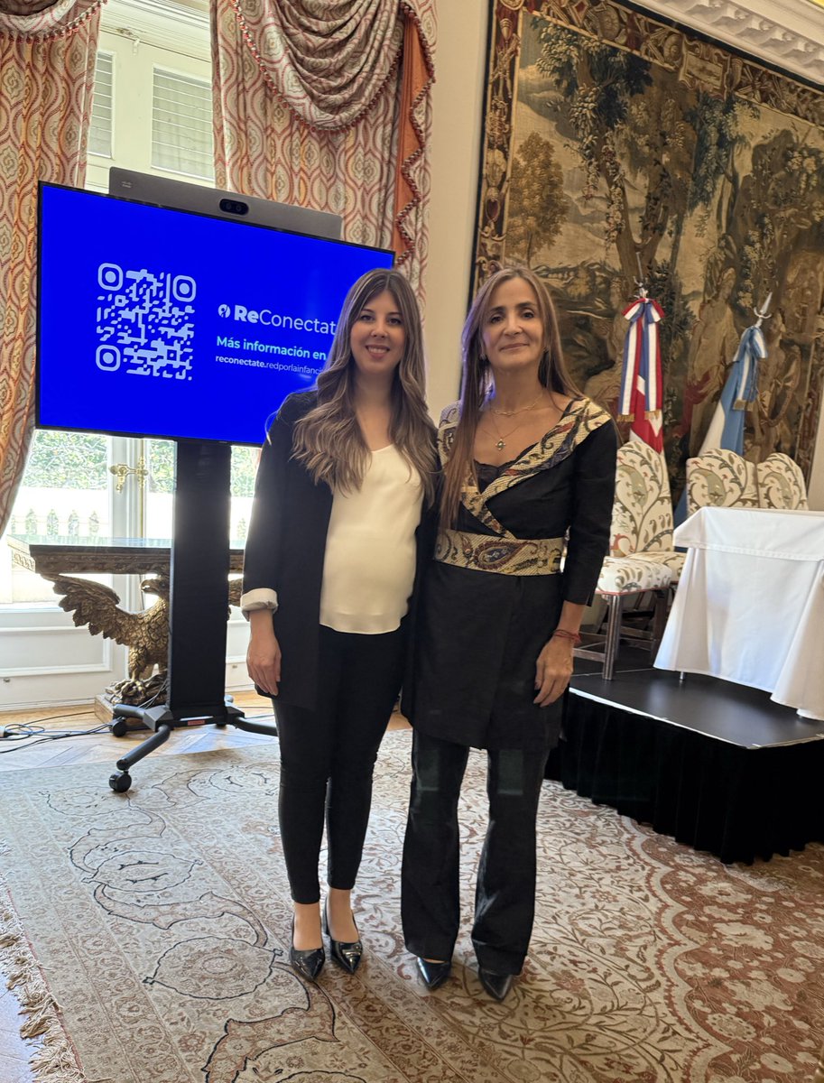 AndyCristina07's tweet photo. Asistí al lanzamiento de la plataforma gratuita “ReCONECTATE”, que brinda herramientas para prevenir y abordar situaciones de violencia en entornos digitales. 

Fue creada por iniciativa de @redporinfancia, con el apoyo de la @UKinArgentina, y la participación de diversas instituciones, especialistas, académicos y juristas. 

Además, fue protagonista en su elaboración un Consejo Federal de Adolescentes que, desde su valiosa perspectiva, aportaron estrategias de comunicación para que estas herramientas lleguen efectivamente a otros jóvenes, a los docentes y a las familias.

Tuve la oportunidad de recibir en el @SenadoArgentina a los integrantes de este Consejo Federal, 3 de ellos de la provincia de #Chubut, y conversar sobre su experiencia en la elaboración de esta plataforma, y sobre sus intereses en general.

Es motivador ver el entusiasmo que tienen los jóvenes por transformar la realidad de su entorno, y es necesario que tengan espacios que les abran las puertas para concretarlas.

El año pasado presenté un proyecto de ley llamado “Ciudadanía Digital Educativa”, que impulsa un programa nacional para abordar en todos los niveles educativos la problemática de la violencia en entornos digitales. 

Es uno de los proyectos que voy a impulsar este año en el Senado de la Nación.