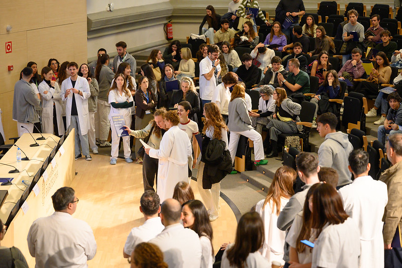 hospitalclinic's tweet photo. 🏥El Clínic ha celebrat avui la Jornada de Portes Obertes 2026 per a futurs residents, amb més de 310 persones inscrites i aforament complet.

💬🤝 Durant la jornada s’han presentat les oportunitats formatives, assistencials i de recerca que ofereix l’hospital, incloent iniciatives com la simulació clínica, així com l’experiència en primera persona dels residents.

Més informació👉 https://t.co/bZ7Q1v3mSd

#ResidentsCLÍNIC