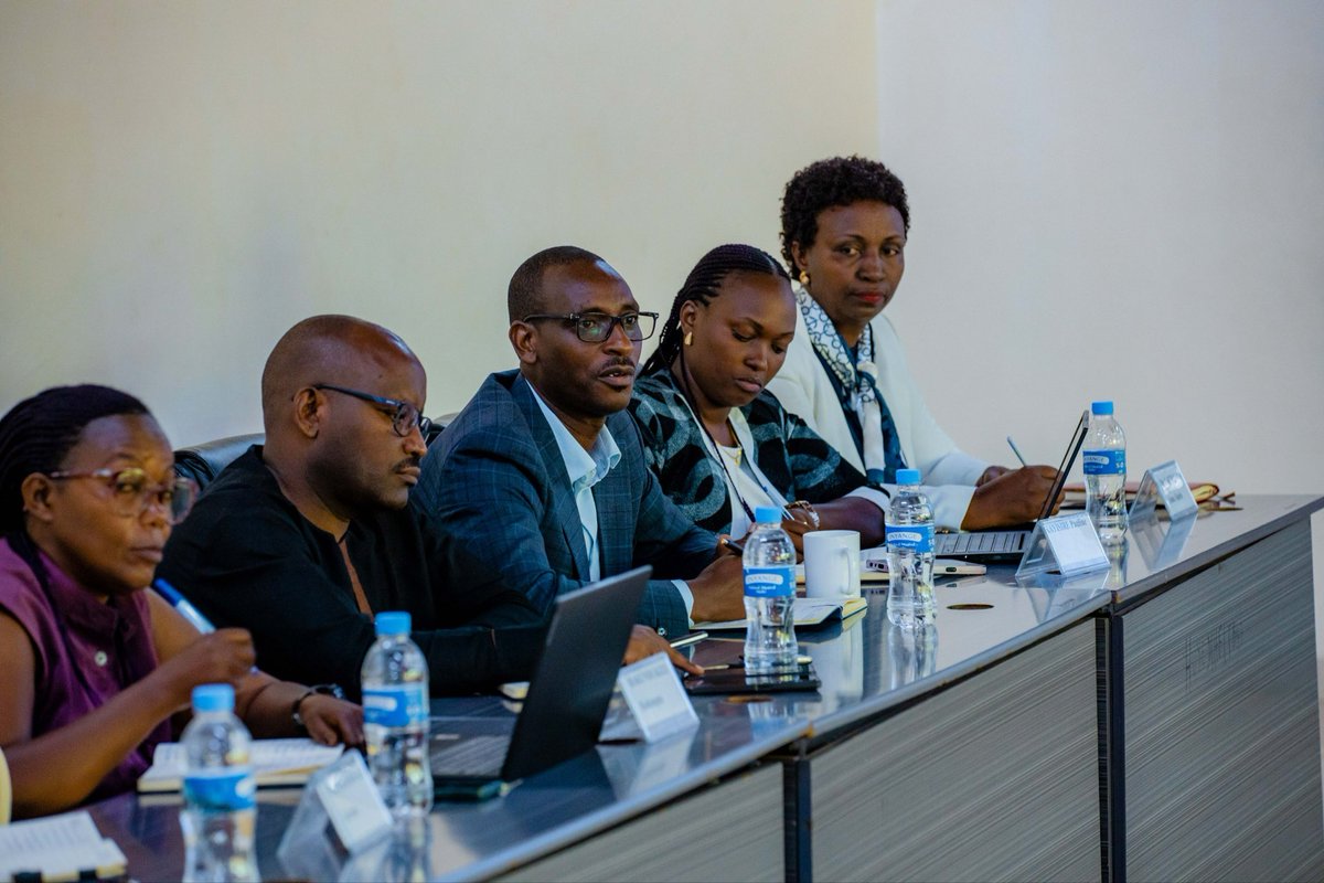 HuyeDistrict's tweet photo. Inama Njyanama y’Akarere yamurikiwe umushinga ujyanye n’igishushanyombonera (Master plan) cya @UR_Huye.
Inama Njyanama yashimye inakira ishingiro ry’uwo mushinga isaba ko  inzego zose zajyanamo muri iki gikorwa kugira ngo iterambere ry’Akarere rishingiye ku gicumbi cy’Uburezi, … https://t.co/hYZm4iVuyG
