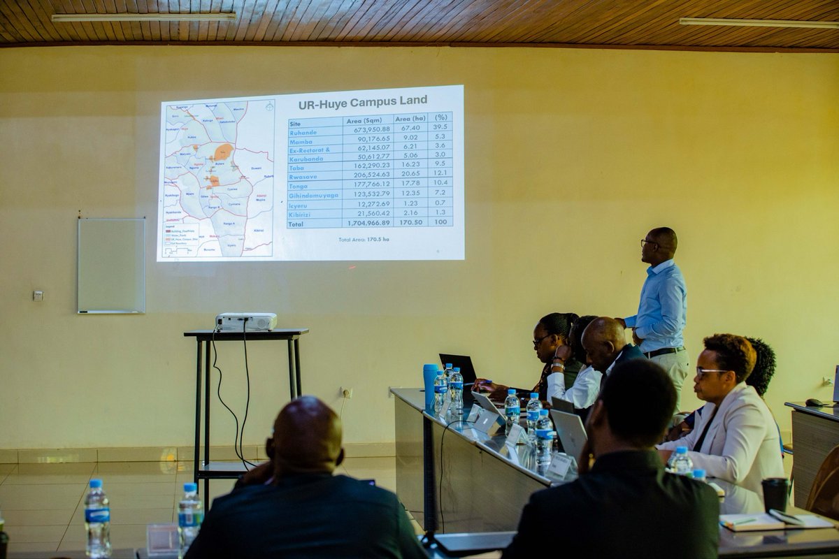 HuyeDistrict's tweet photo. Inama Njyanama y’Akarere yamurikiwe umushinga ujyanye n’igishushanyombonera (Master plan) cya @UR_Huye.
Inama Njyanama yashimye inakira ishingiro ry’uwo mushinga isaba ko  inzego zose zajyanamo muri iki gikorwa kugira ngo iterambere ry’Akarere rishingiye ku gicumbi cy’Uburezi, … https://t.co/hYZm4iVuyG